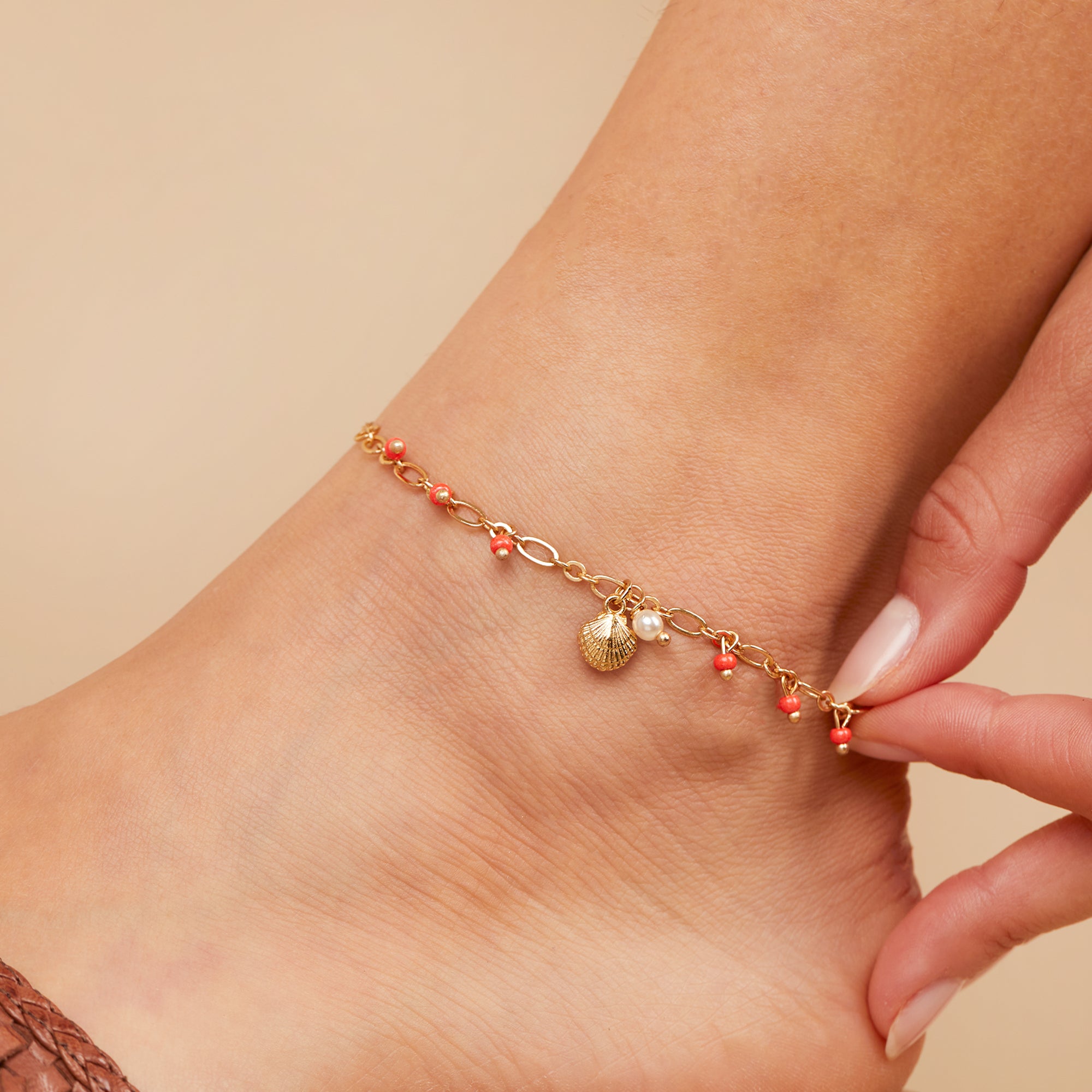 Seashell-Anklet-Gold-Model-A21ANKLET3SG.jpg